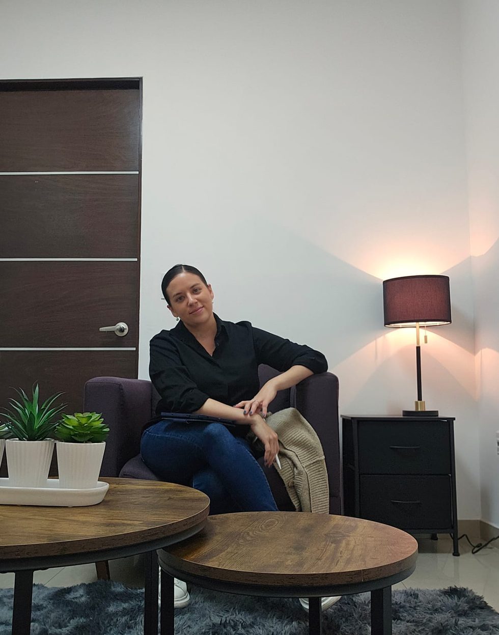 Anaissa Ramón en su consultorio de psicoterapia